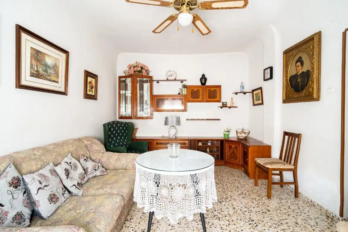 Sala d'estar de Casa adosada en venda en Granada