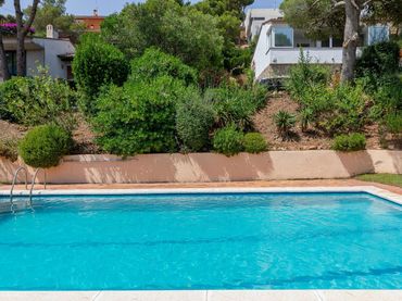 Detached house with pool for sale in Josep Aguilera