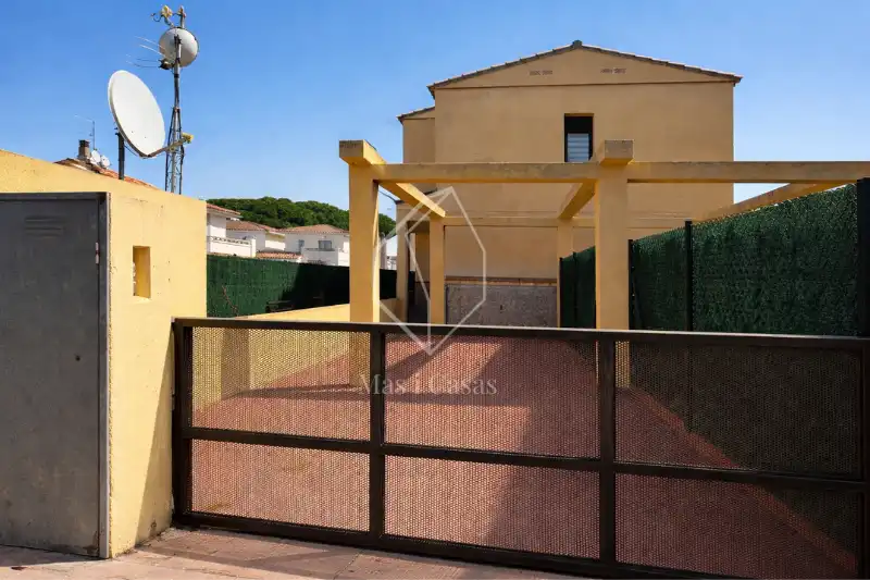 Garten von Einfamilien-Reihenhaus zum Verkauf in L'Escala mit Klimaanlage, Heizung und Terrasse
