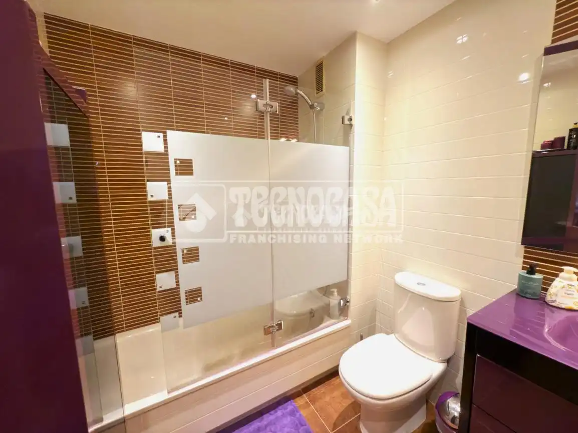 Badezimmer von Wohnung zum Verkauf in Cuenca mit Klimaanlage und Parkett