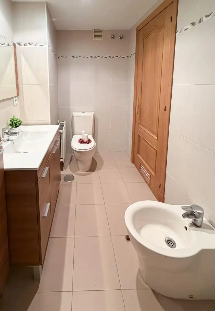 Bathroom of Attic for sale in Oviedo   with Heating, Parquet flooring and Storage room