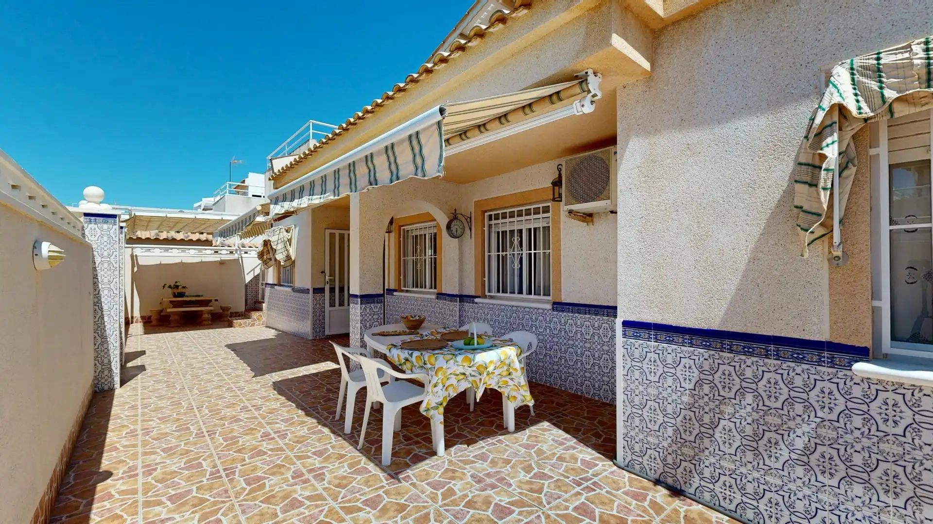 Terrassa de Casa adosada en venda en Torrevieja amb Aire condicionat, Calefacció i Jardí privat