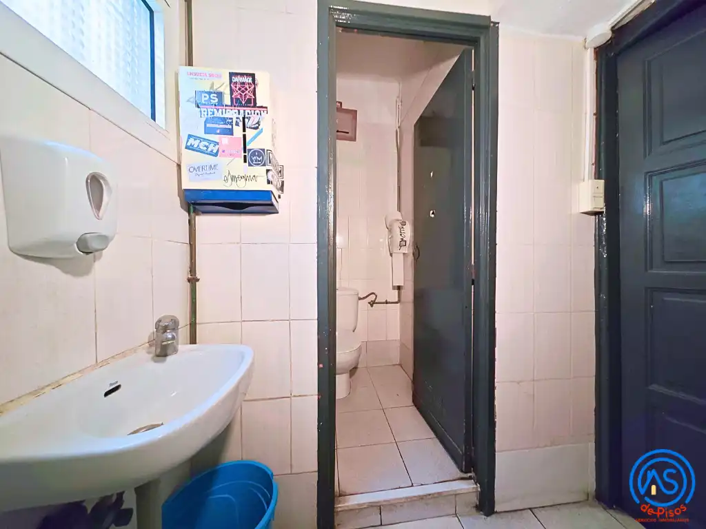 Badezimmer von Geschaftsraum zur Miete in Zaragoza mit Parkett und Terrasse