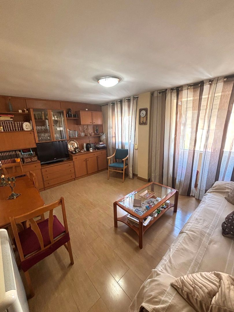 Living room of Flat for sale in  Madrid Capital  with Heating, Furnished and Oven