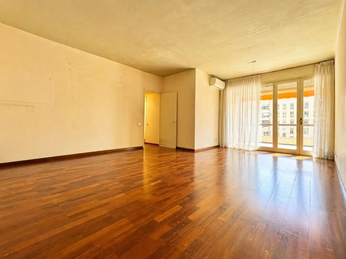 Wohnzimmer von Wohnung zum Verkauf in Barcelona mit Klimaanlage, Heizung und Balkon