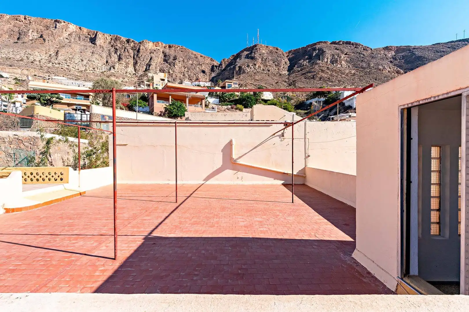 Vista exterior de Casa adosada en venda en Roquetas de Mar amb Jardí privat, Terrassa i Traster