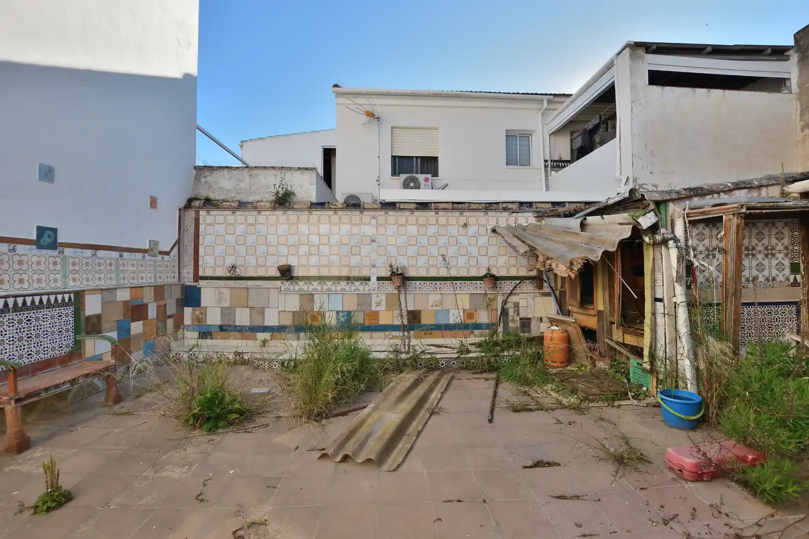 Vista exterior de Casa adosada en venda en Ronda amb Terrassa i Balcó