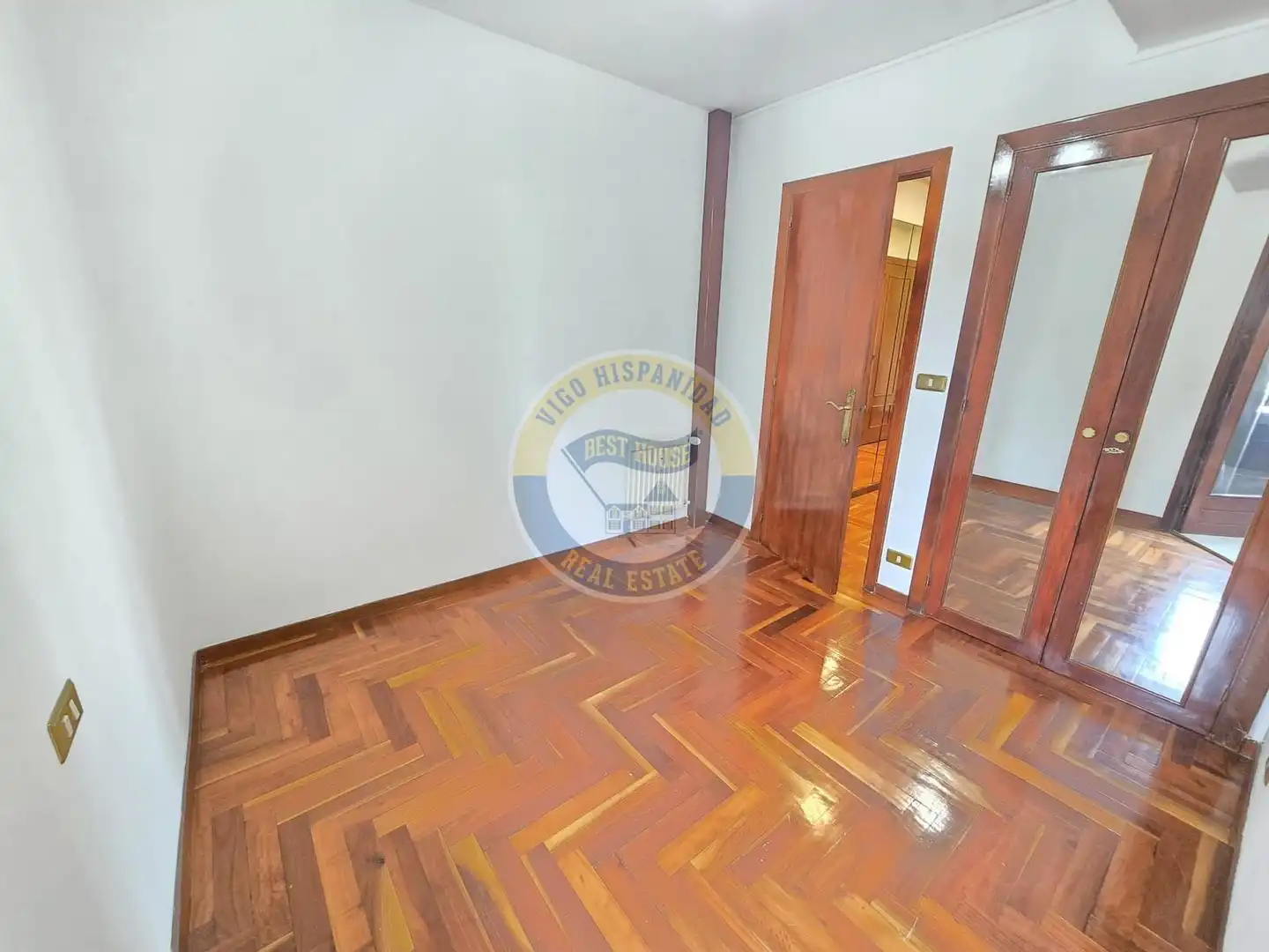 Piso de alquiler en Vigo  con Calefacción, Parquet y Balcón