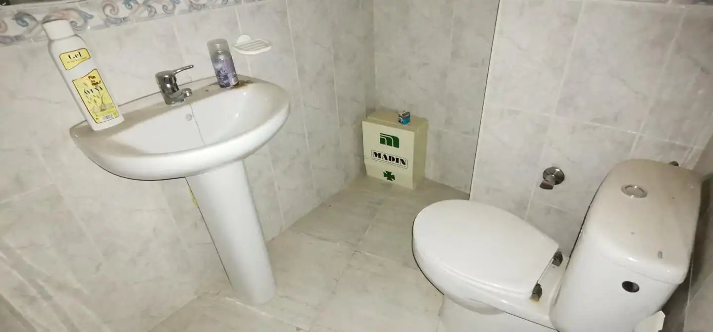 Badezimmer von Büro zum Verkauf in Linares