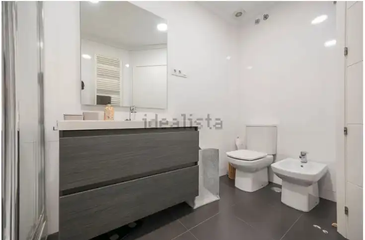 Bathroom of Flat for rent in Madrid  with Air Conditioner, Heating and Parquet flooring