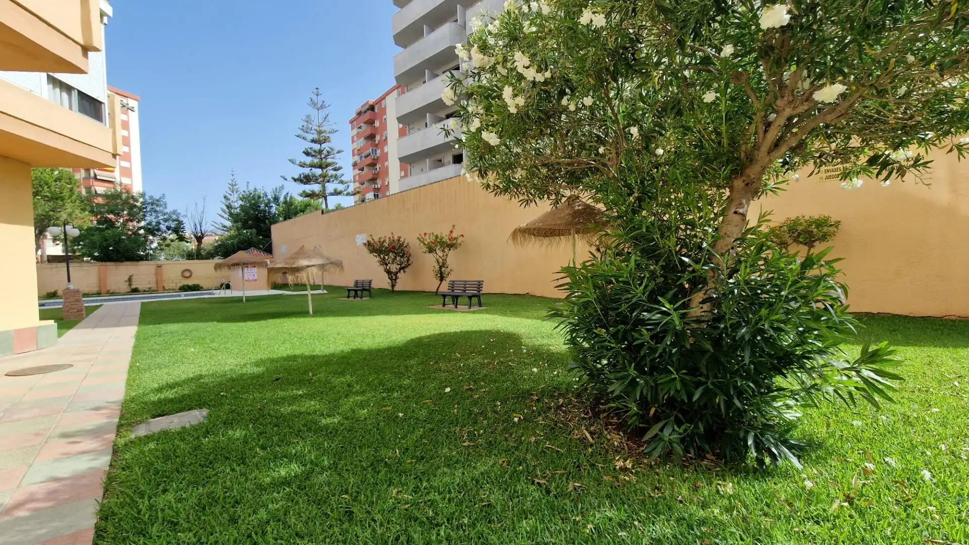 Jardí de Estudi en venda en Fuengirola amb Aire condicionat, Calefacció i Jardí privat