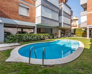Piscina de Apartament en venda en Sant Just Desvern amb Aire condicionat, Calefacció i Jardí privat