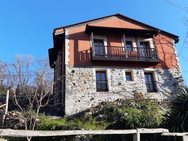 Maison rustique avec balcon à vendre à Cabrales