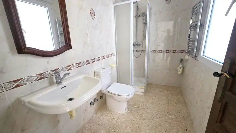Badezimmer von Haus oder Chalet zum Verkauf in Dénia mit Klimaanlage, Privatgarten und Terrasse