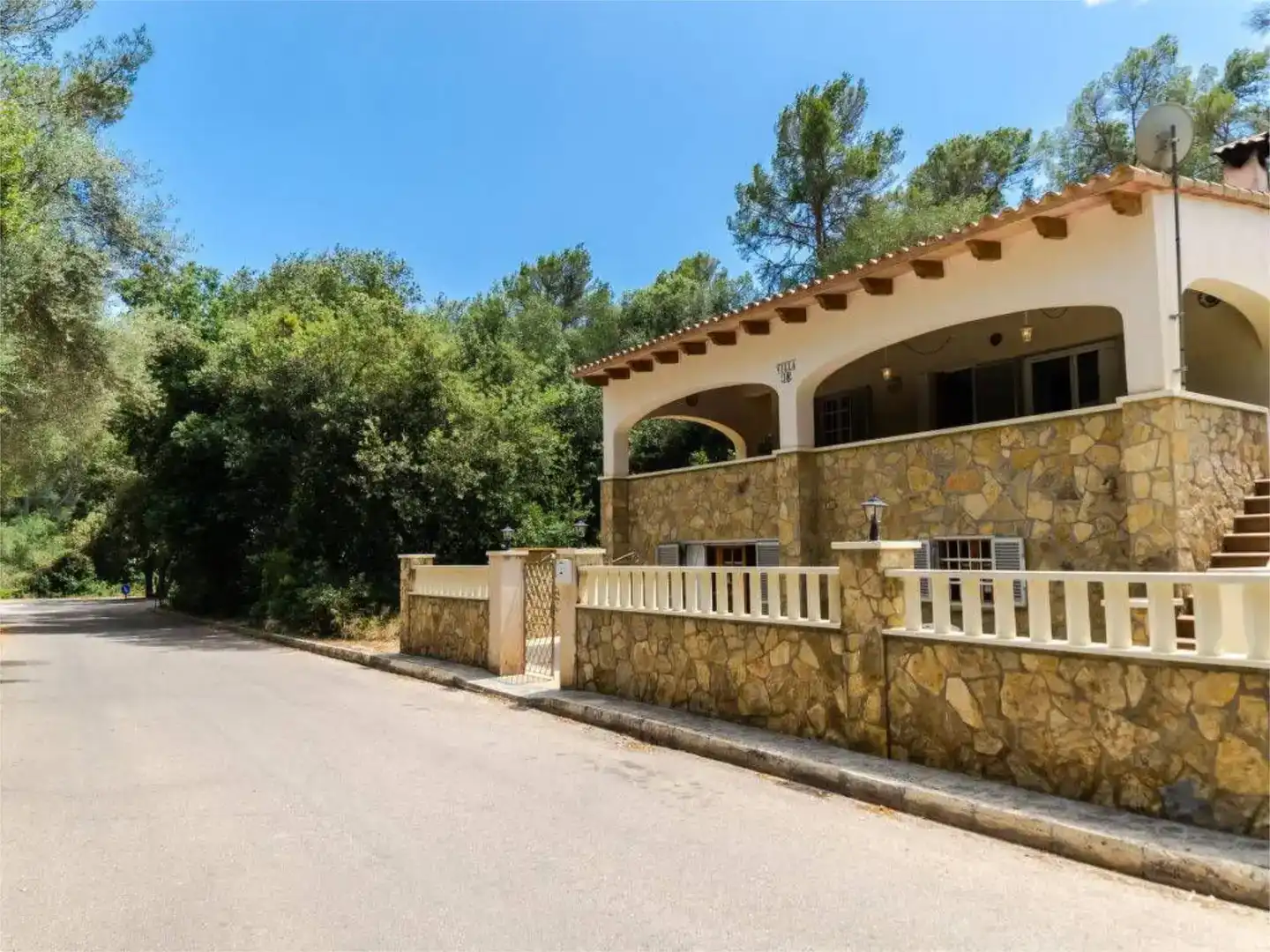 Vista exterior de Casa adosada de lloguer en Santanyí amb Aire condicionat, Jardí privat i Moblat
