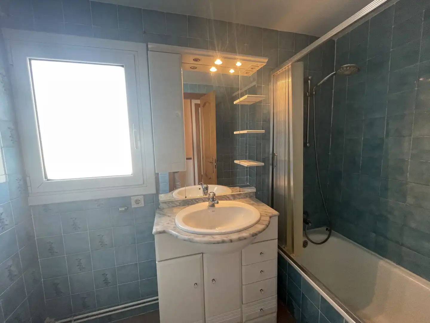 Baño de Casa adosada en venta en Salt con Calefacción, Terraza y Trastero