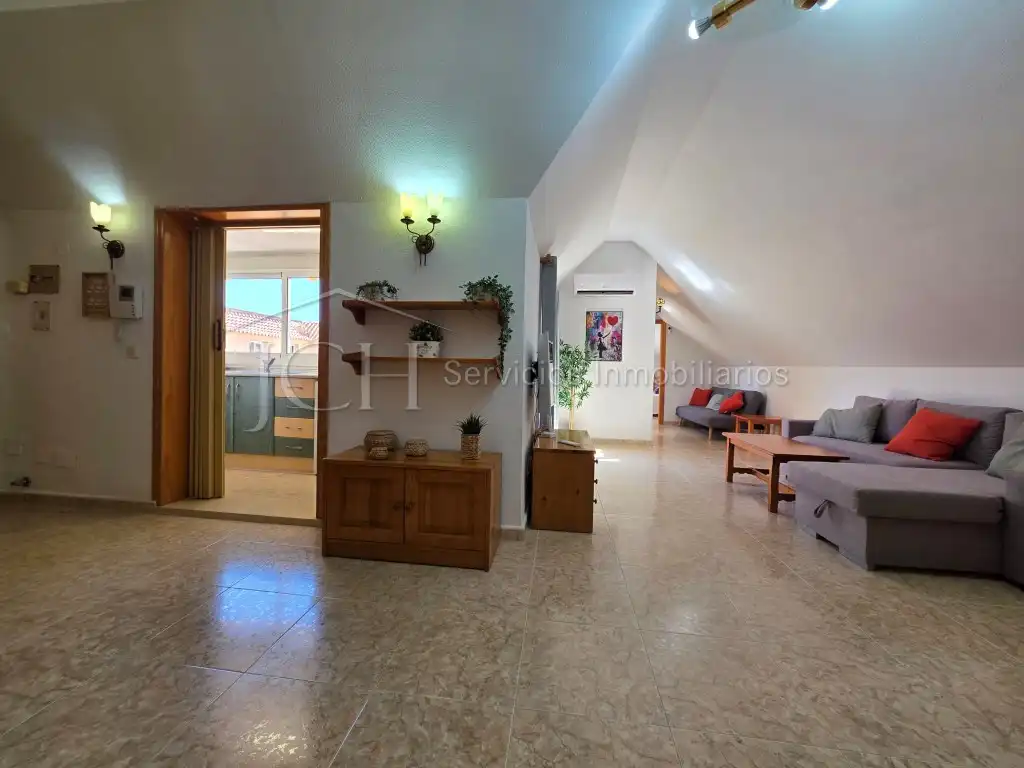 Sala d'estar de Àtic de lloguer en Fuengirola amb Aire condicionat i Moblat