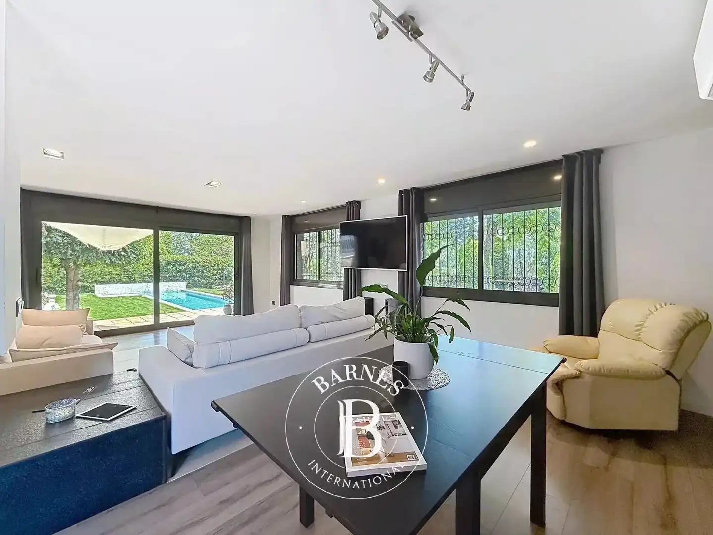 Sala d'estar de Casa o xalet en venda en Cerdanyola del Vallès amb Aire condicionat, Calefacció i Jardí privat