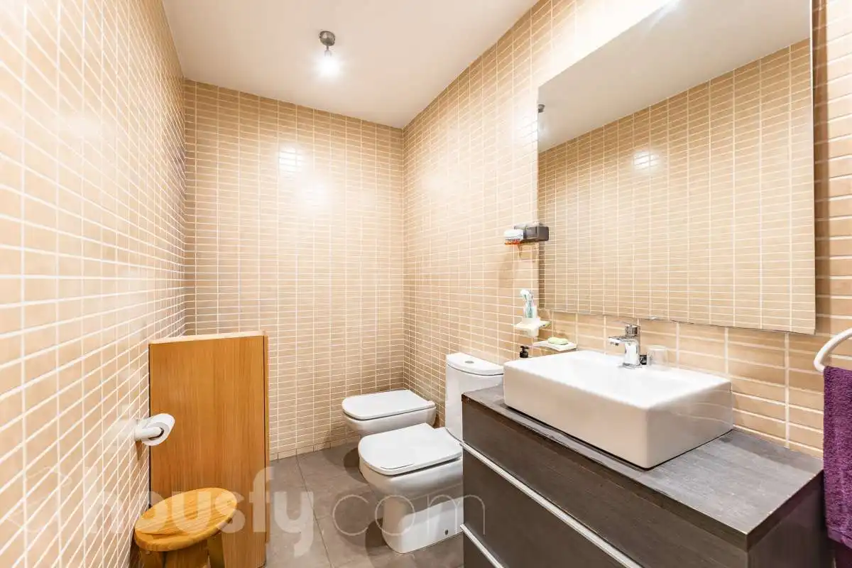 Bathroom of Ground floor for sale in Sabadell  with Air Conditioner, Heating and Parquet flooring