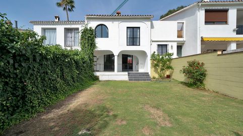 Foto 2 de Casa adosada en venta en 2f Calle del Rubí, Nueva Atalaya, Estepona