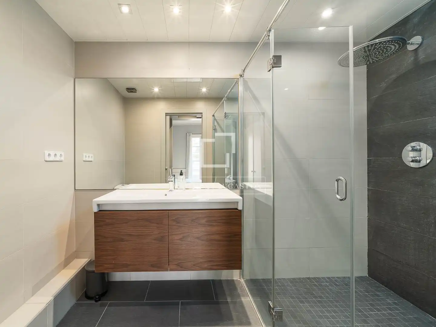 Baño de Piso en venta en Barcelona con Aire acondicionado, Terraza y Amueblado