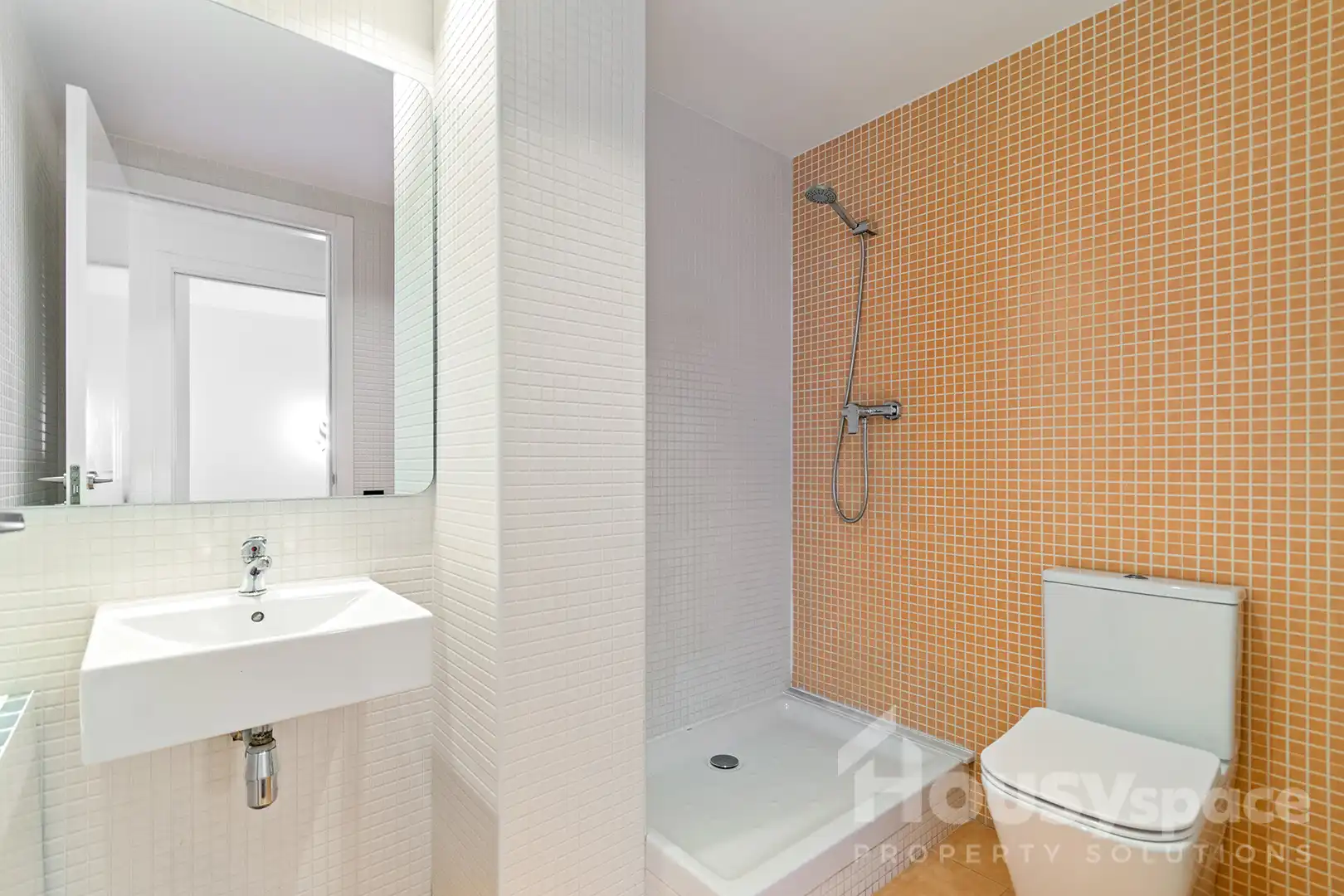 Bathroom of Duplexes for sale in Barcelona  with Air Conditioner, Heating and Private garden