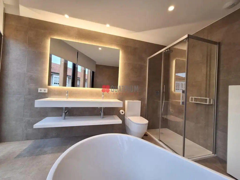 Baño de Piso de alquiler en Santiago de Compostela  con Calefacción, Terraza y Amueblado