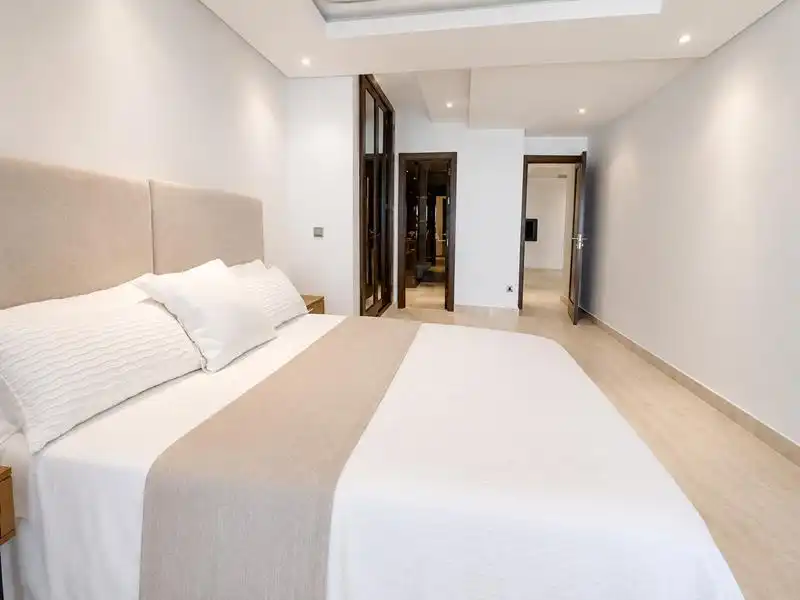 Dormitori de Pis de lloguer en Estepona amb Jardí privat, Terrassa i Moblat