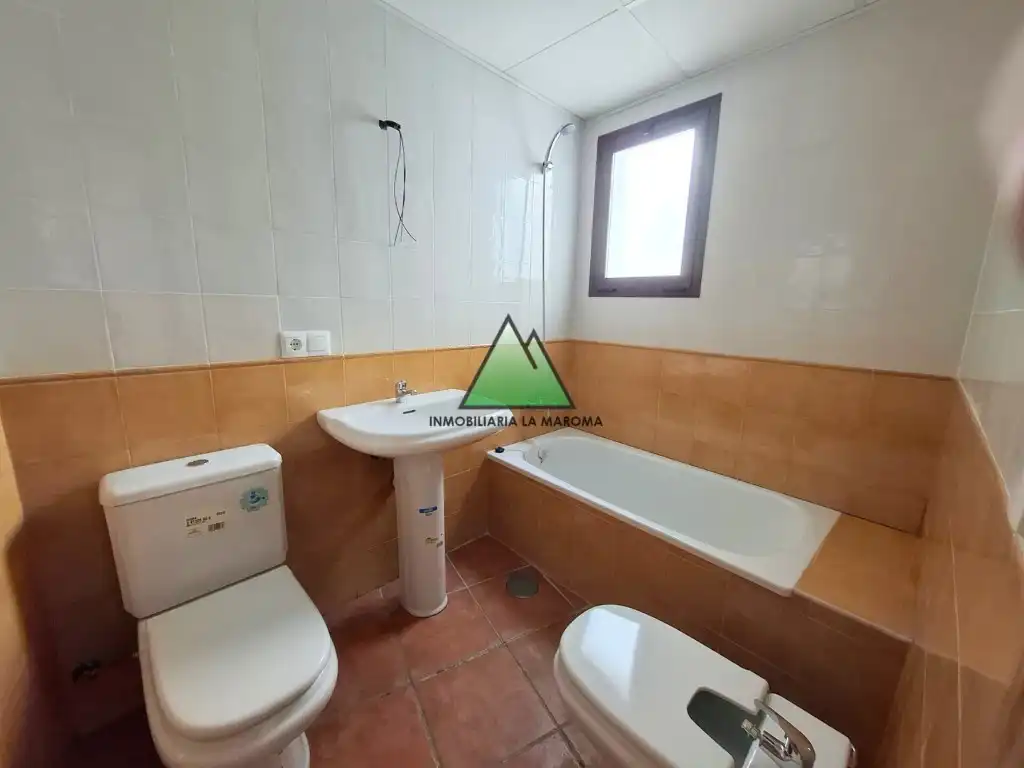 Bany de Pis en venda en Alcaucín amb Jardí privat, Terrassa i Piscina