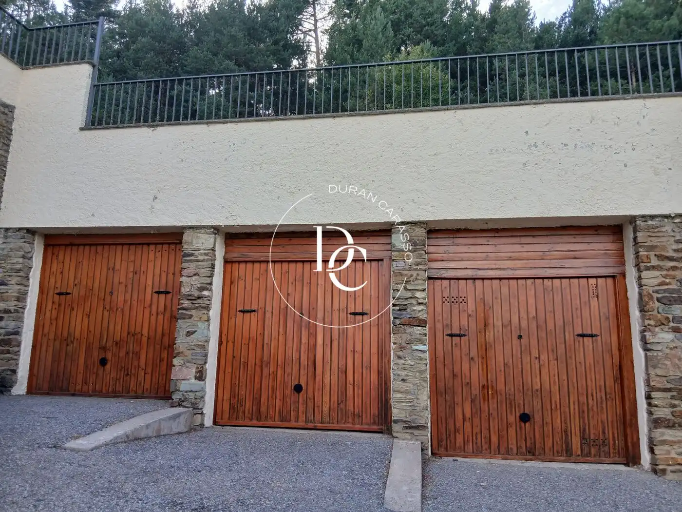 Parkplatz von Wohnung zum Verkauf in Alp mit Heizung, Privatgarten und Terrasse