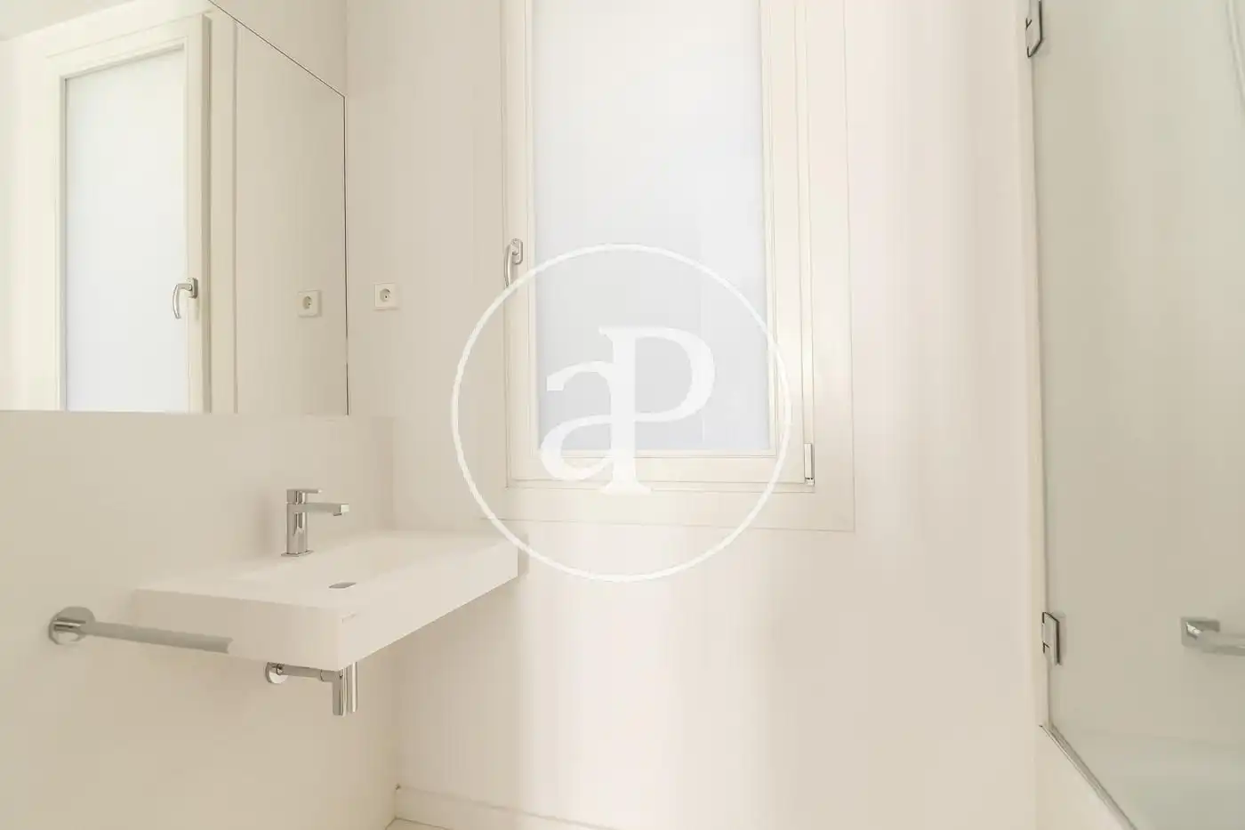 Badezimmer von Wohnung zur Miete in Barcelona mit Klimaanlage, Heizung und Möbliert