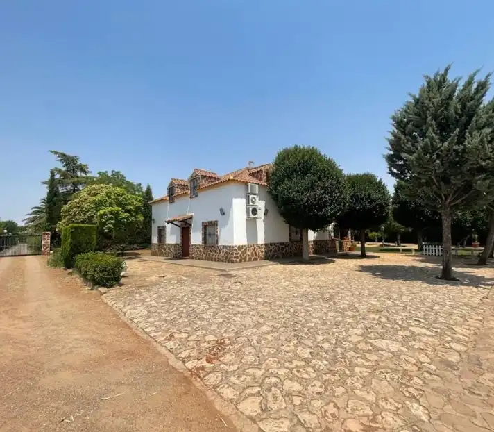 Villa mit Pool zum Verkauf in Poblado Poblachuela Anj
