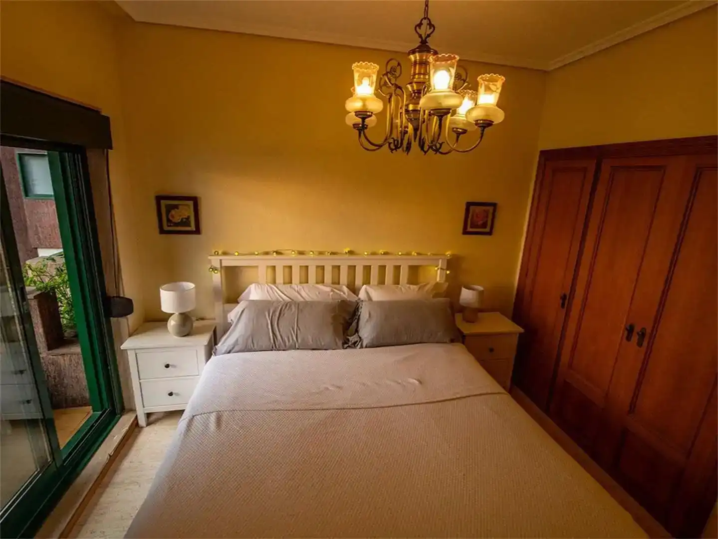 Schlafzimmer von Wohnungen zur Miete in Vigo  mit Möbliert und Balkon