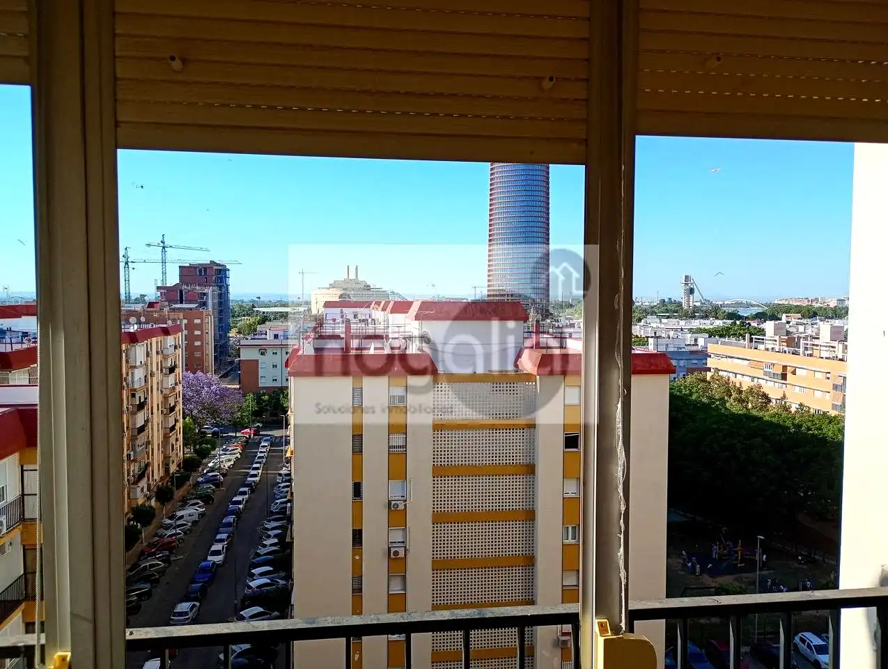 Vista exterior de Piso de alquiler en Sevilla con Terraza y Amueblado