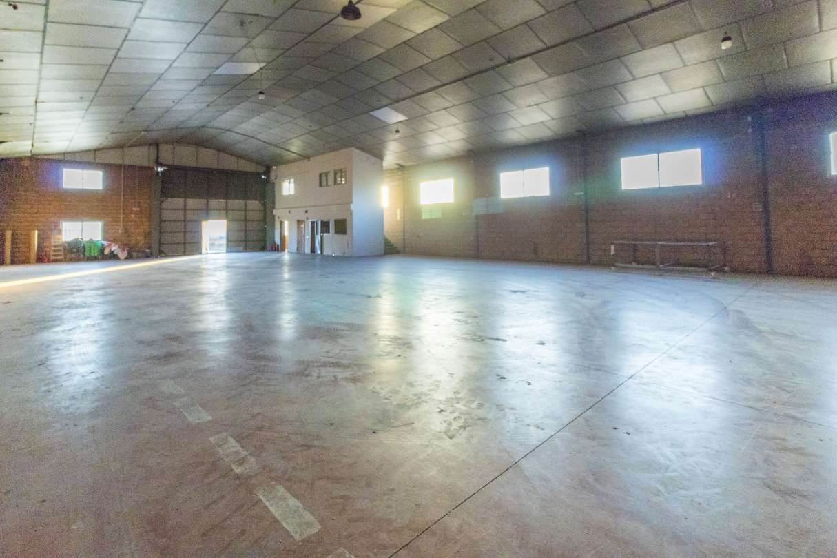 Industrial buildings to rent in Recas