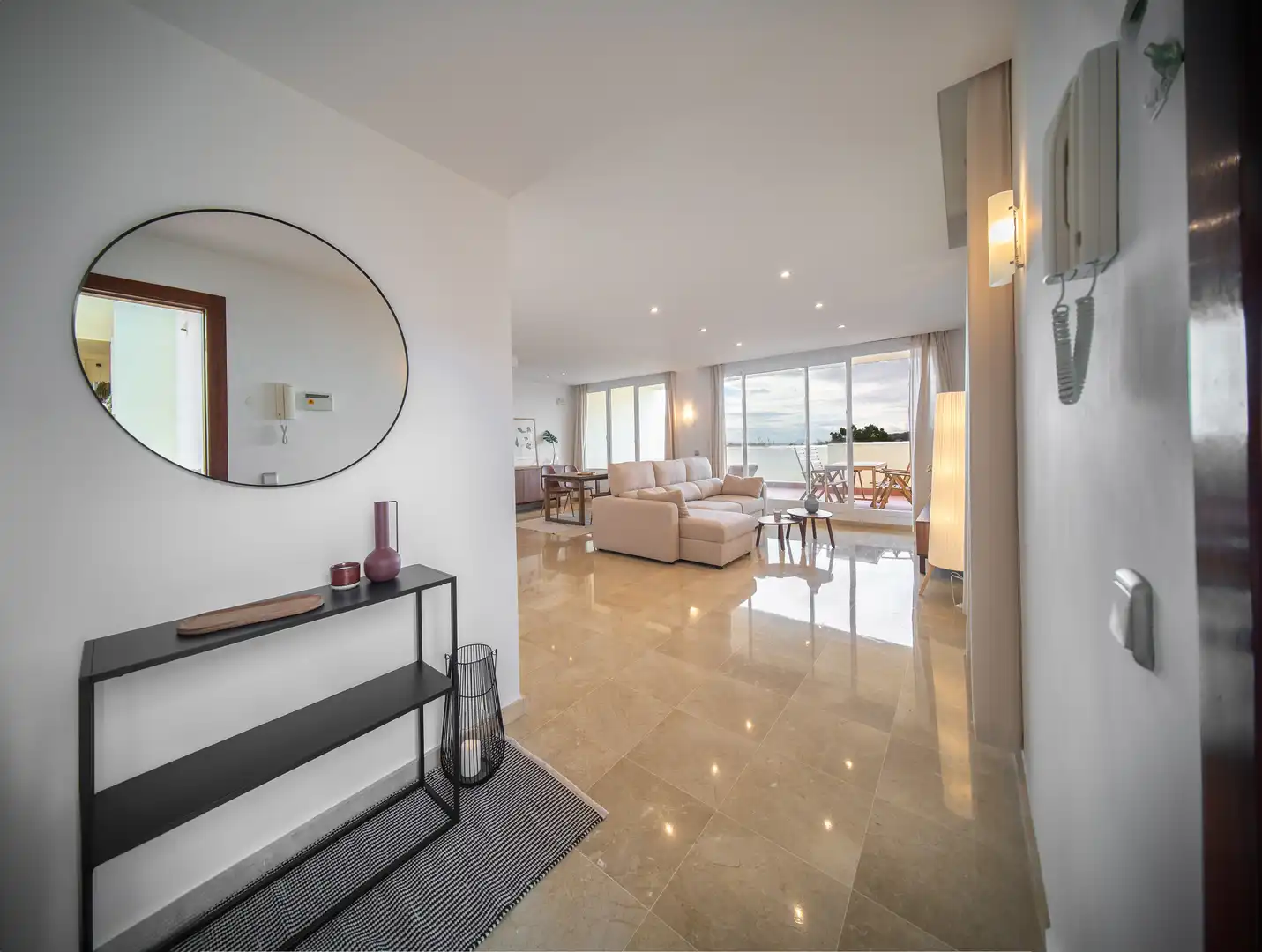 Wohnzimmer von Wohnung zur Miete in Benahavís mit Klimaanlage, Privatgarten und Terrasse