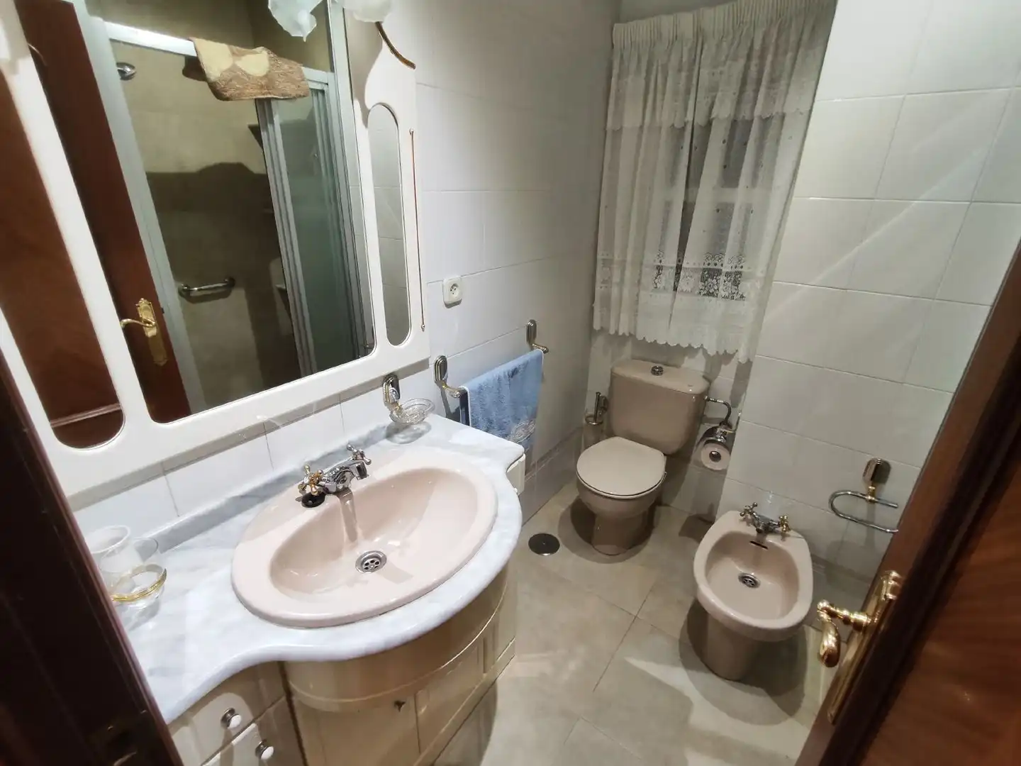 Baño de Piso de alquiler en A Coruña Capital  con Calefacción y Amueblado