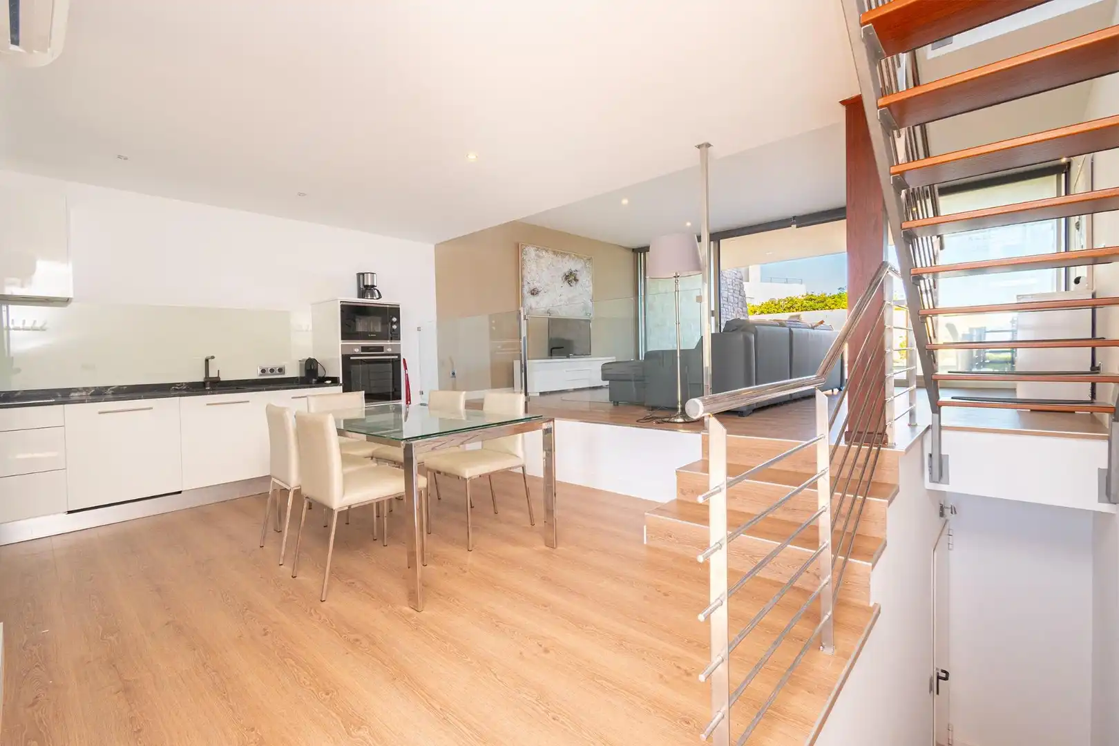 Wohnzimmer von Einfamilien-Reihenhaus zum Verkauf in Capdepera mit Klimaanlage, Privatgarten und Terrasse