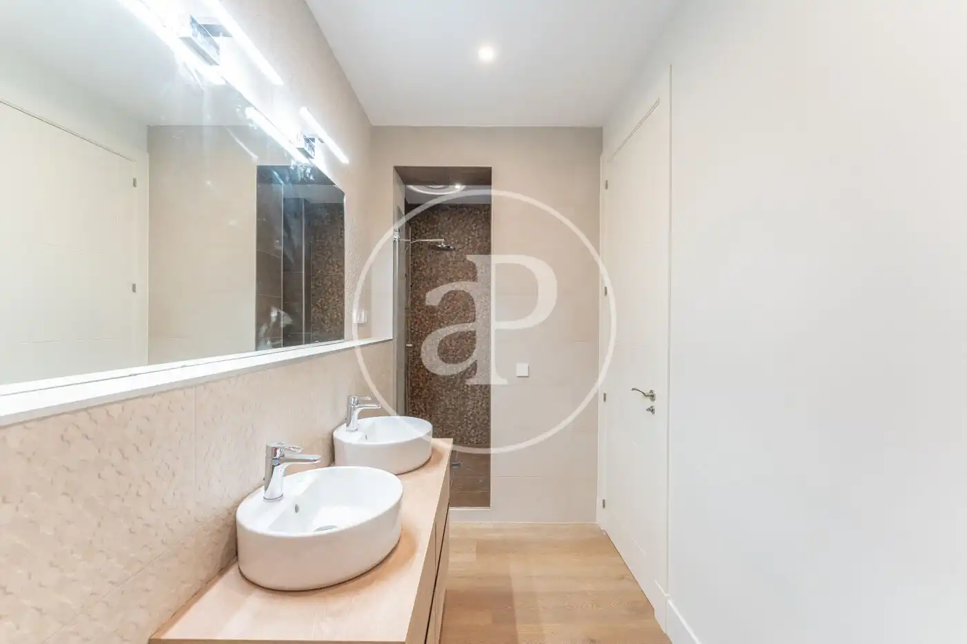 Bathroom of Flat for sale in Madrid  with Air Conditioner, Heating and Storage room