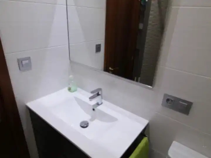 Badezimmer von Wohnungen zur Miete in Gijón  mit Balkon