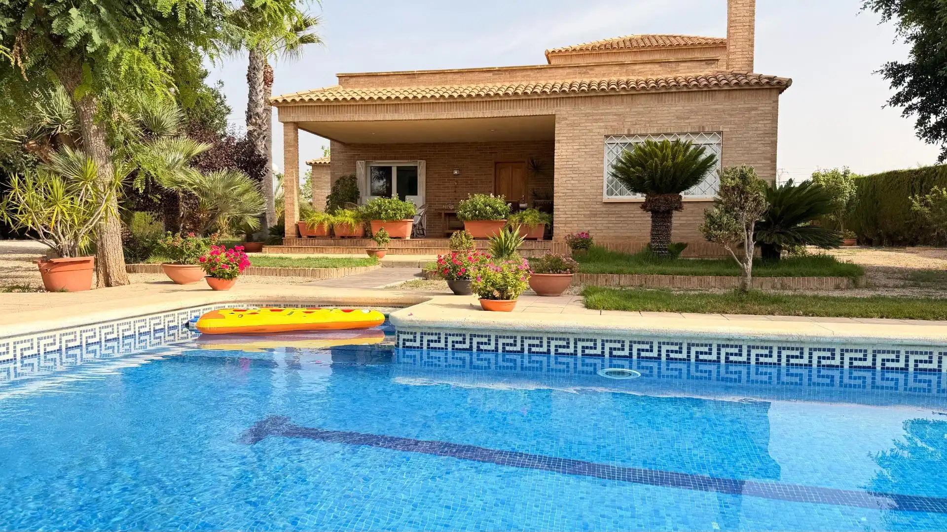 Chalet con piscina en venta en Alzabares
