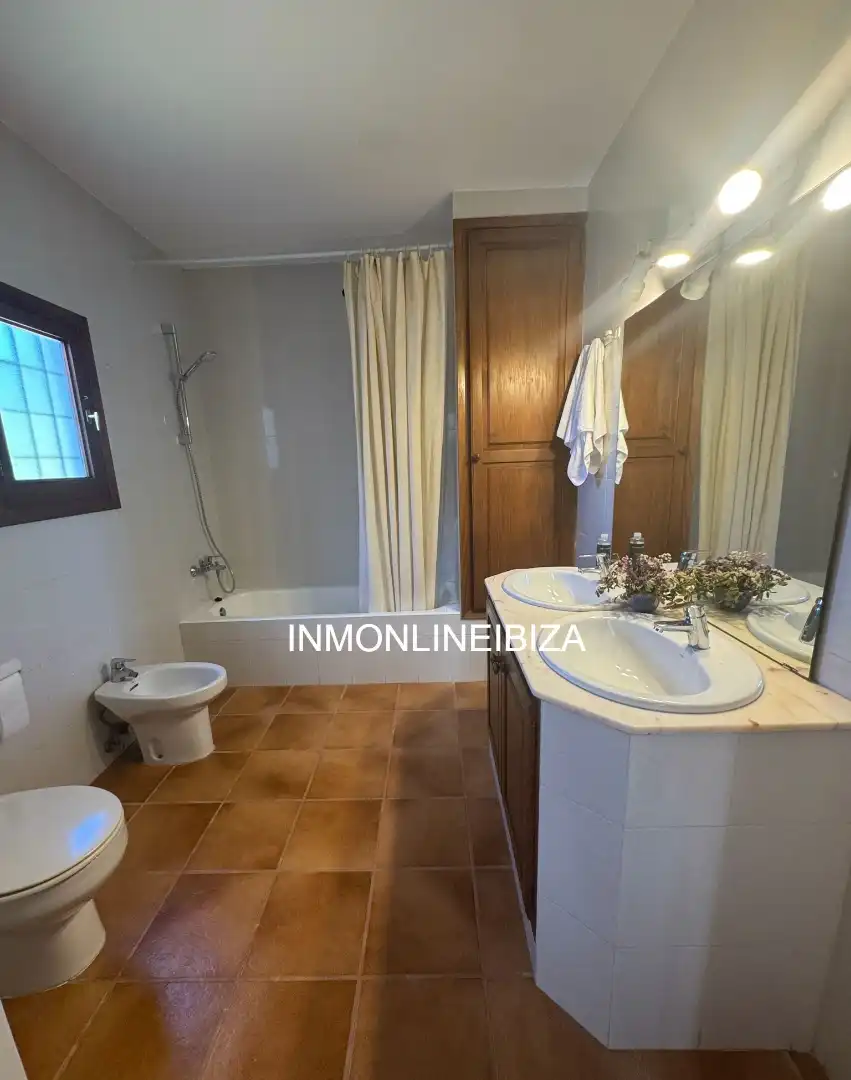 Badezimmer von Haus oder Chalet zur Miete in Sant Joan de Labritja mit Privatgarten, Terrasse und Schwimmbad