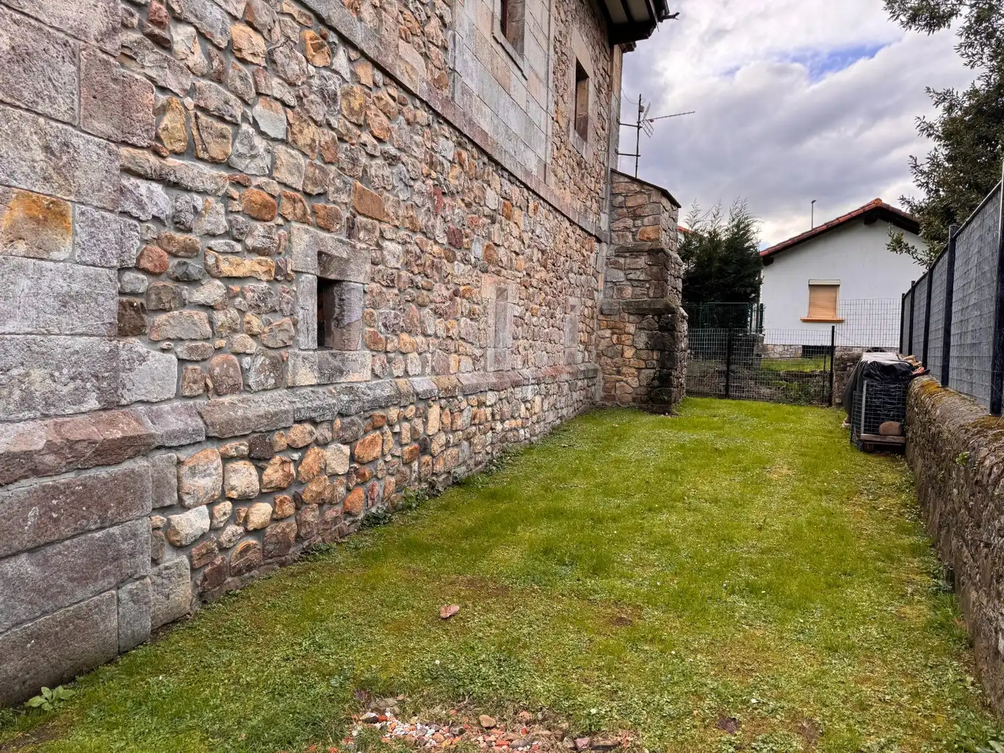 Vista exterior de Casa o chalet en venta en Los Corrales de Buelna  con Calefacción, Jardín privado y Terraza