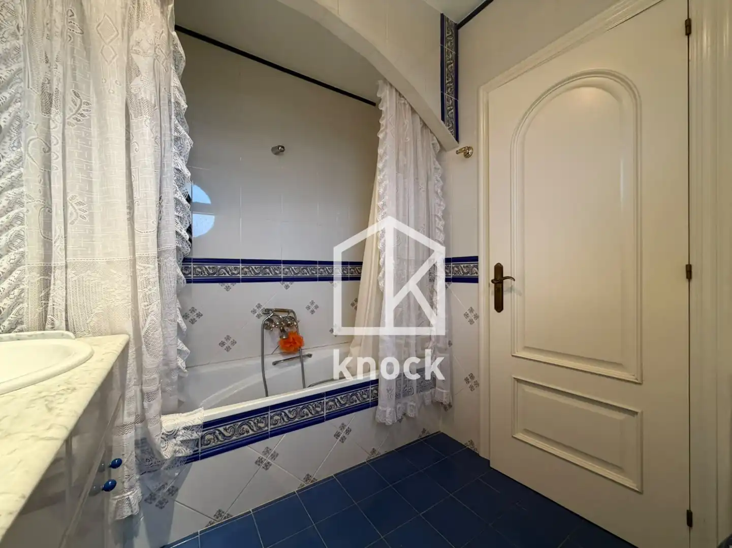 Bany de Casa o xalet en venda en Villaviciosa amb Calefacció, Jardí privat i Parquet