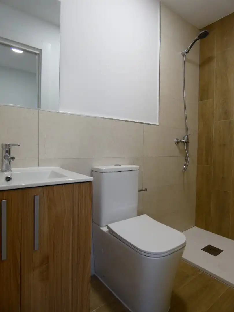 Baño de Piso para compartir en Ávila con Calefacción, Amueblado y Horno