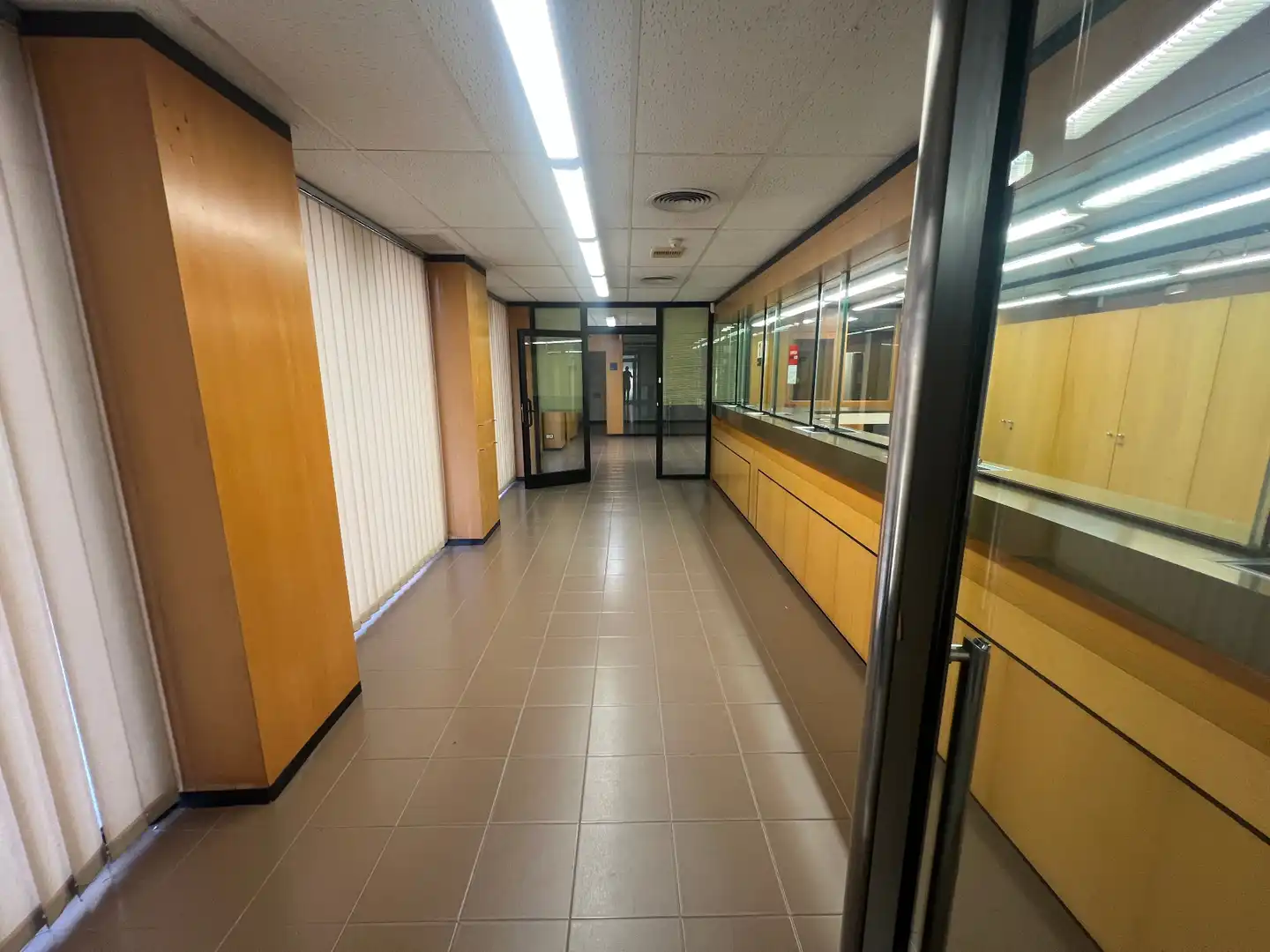 Commercial properties for rent in Cervera  with Air Conditioner, Heating and Furnished