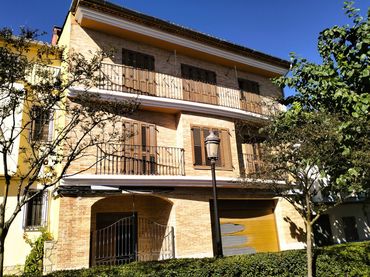 Adossat amb balcó en venda a Avinguda 9 d'Octubre