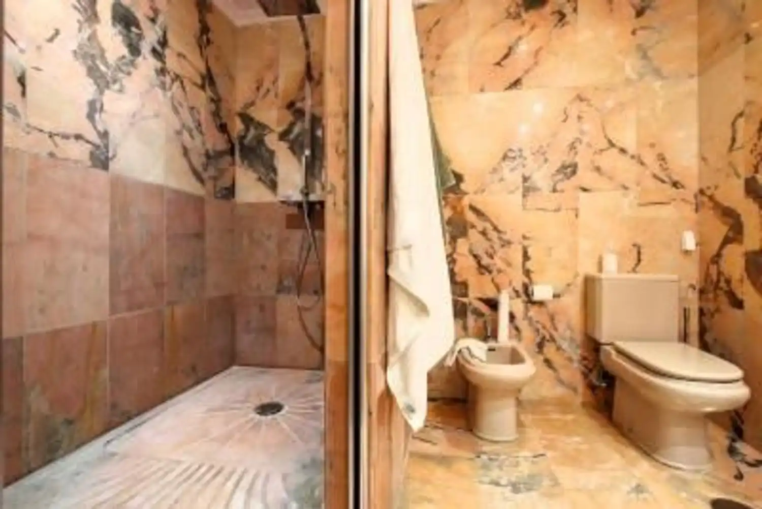 Badezimmer von Wohnung zum Verkauf in Marbella mit Klimaanlage, Privatgarten und Terrasse