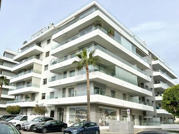 Penthouse with balcony for sale in Nueva Andalucía