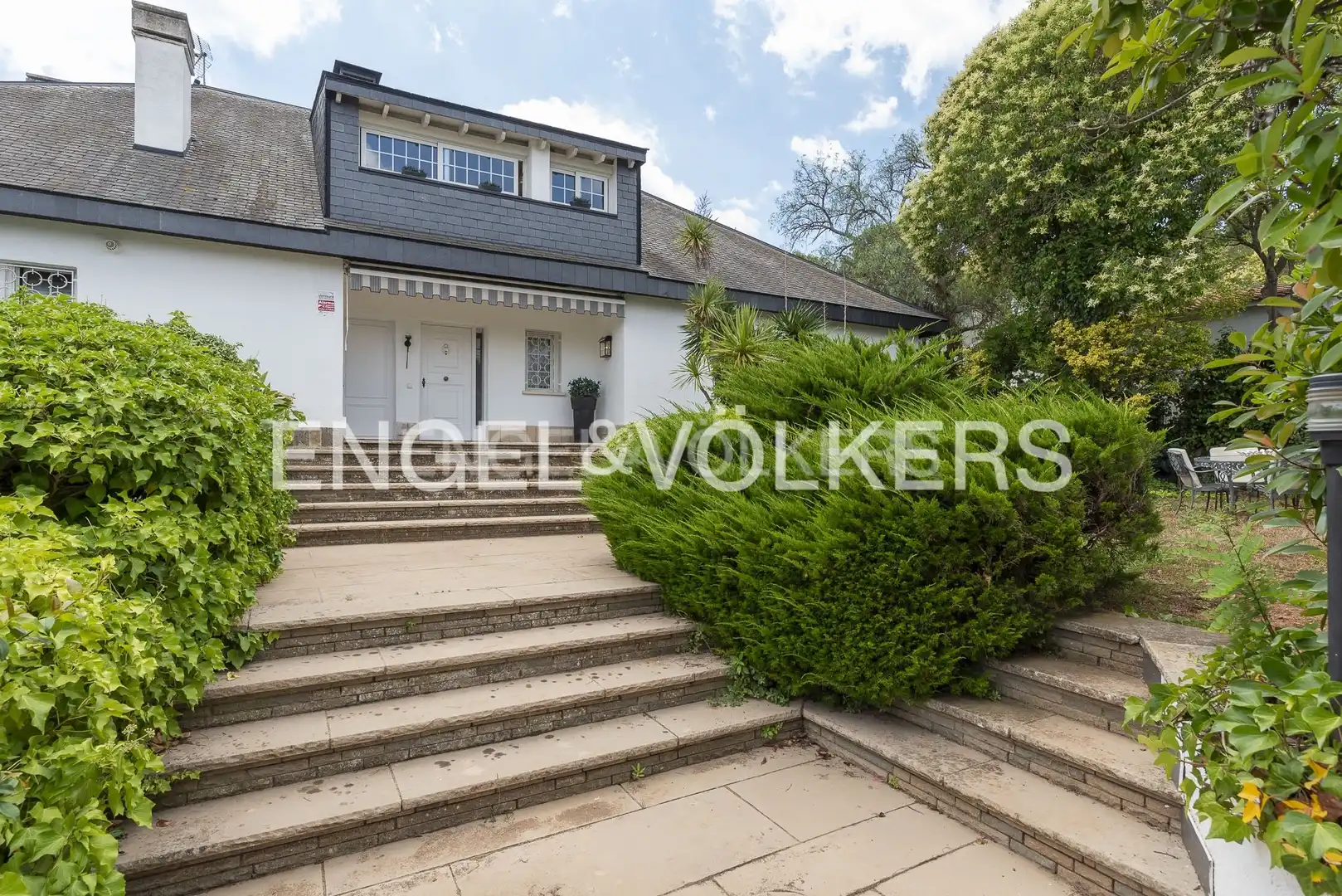 Vista exterior de Casa o chalet en venta en Sant Cugat del Vallès con Aire acondicionado, Calefacción y Jardín privado
